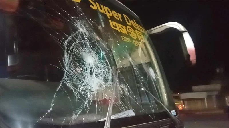 বাস ভাঙচুরে বাধা দেয়ায় শিক্ষার্থীদের সাথে সমন্বয়কদের হাতাহাতি